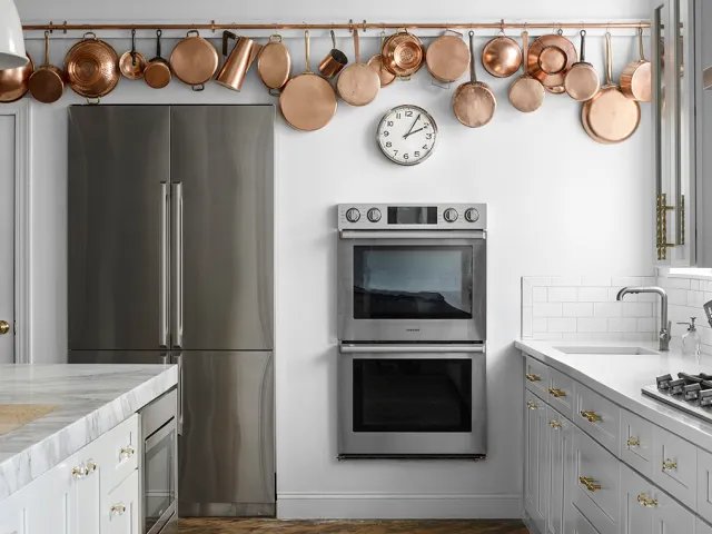 Kitchen studio with double oven and decorative copper cookware