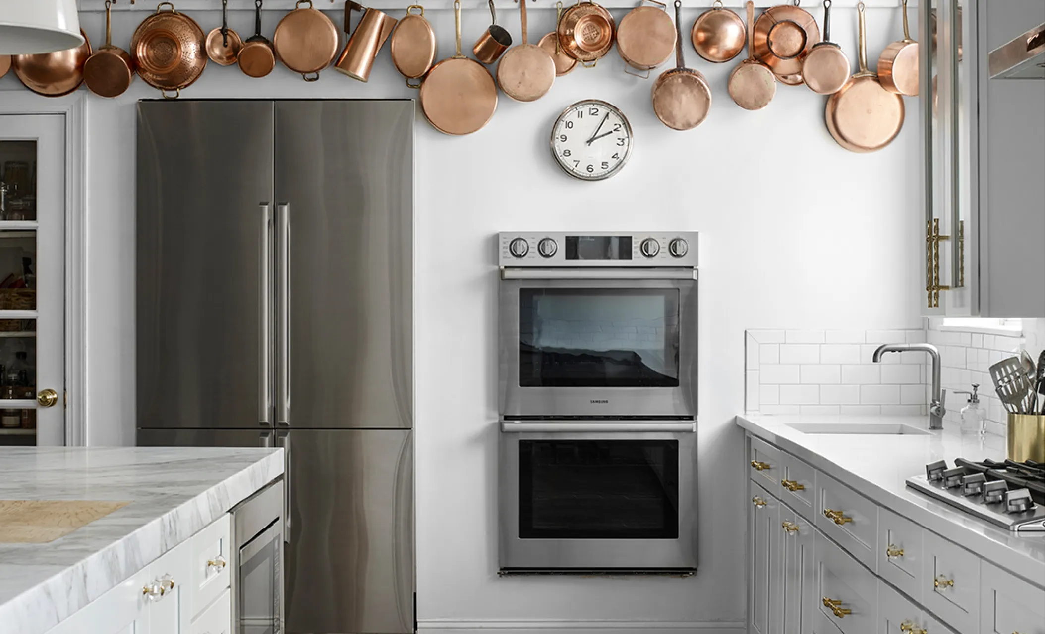 Kitchen studio with double oven and decorative copper cookware